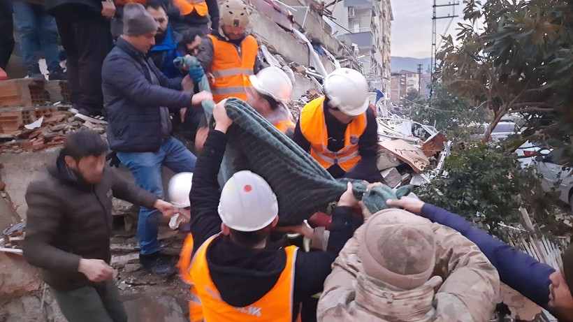Depremin vurduğu 10 ilde arama kurtarma çalışmaları devam ederken sevindiren haberler geliyor - Resim: 15