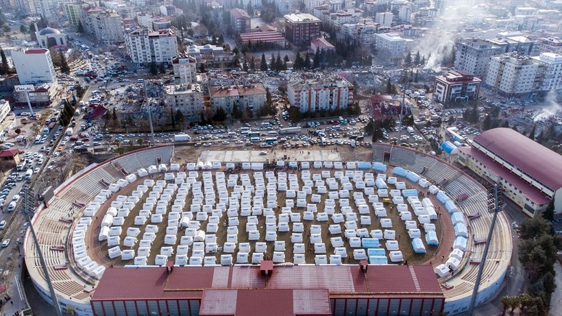 SON DAKİKA DEPREM HABERİ: Kahramanmaraş kent merkezinde bulunan 12 Şubat Stadyumu'nda depremzedeler için çadırlar kuruldu - Resim: 4