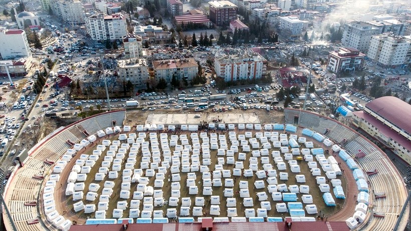 SON DAKİKA DEPREM HABERİ: Kahramanmaraş kent merkezinde bulunan 12 Şubat Stadyumu'nda depremzedeler için çadırlar kuruldu - Resim: 9