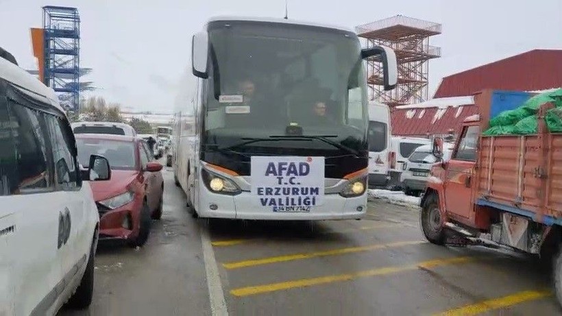 Erzurum'dan deprem bölgesine destek geldi: 106 tır malzeme, bin 872 personel ve 372 araç - Resim: 1