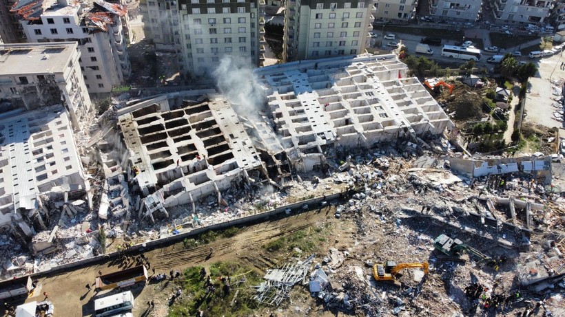Hatay'da 2013 yılında yapımı tamamlanan 12 katlı 250 daireli Rönesans Rezidans, depremde yerle bir oldu - Resim: 1