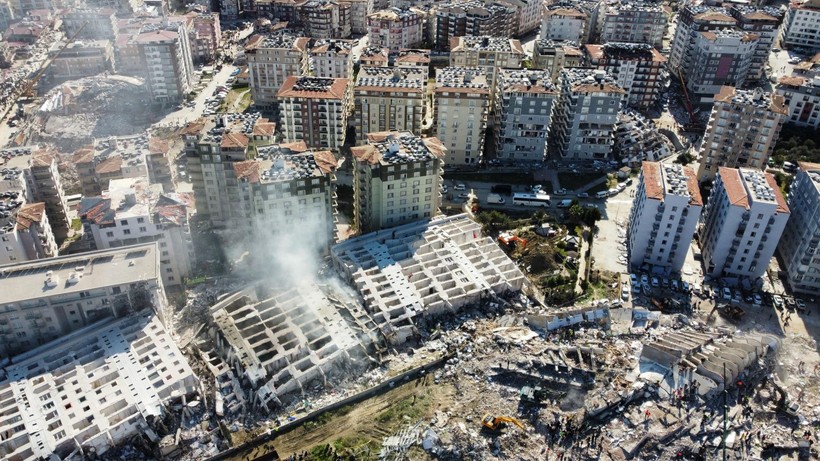 Hatay'da 2013 yılında yapımı tamamlanan 12 katlı 250 daireli Rönesans Rezidans, depremde yerle bir oldu - Resim: 7