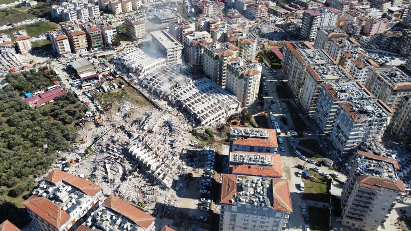 Hatay'da 2013 yılında yapımı tamamlanan 12 katlı 250 daireli Rönesans Rezidans, depremde yerle bir oldu - Resim: 3