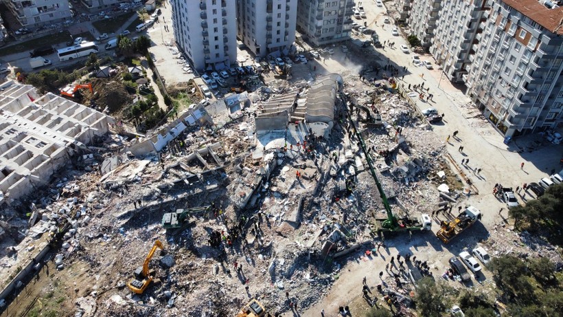 Hatay'da 2013 yılında yapımı tamamlanan 12 katlı 250 daireli Rönesans Rezidans, depremde yerle bir oldu - Resim: 8