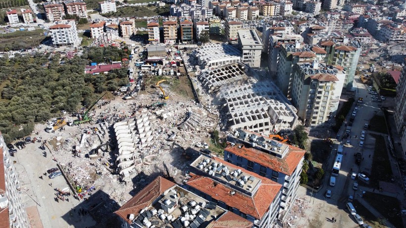 Hatay'da 2013 yılında yapımı tamamlanan 12 katlı 250 daireli Rönesans Rezidans, depremde yerle bir oldu - Resim: 9