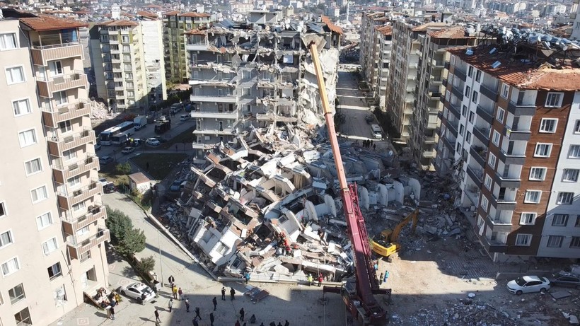 Hatay'da 2013 yılında yapımı tamamlanan 12 katlı 250 daireli Rönesans Rezidans, depremde yerle bir oldu - Resim: 11