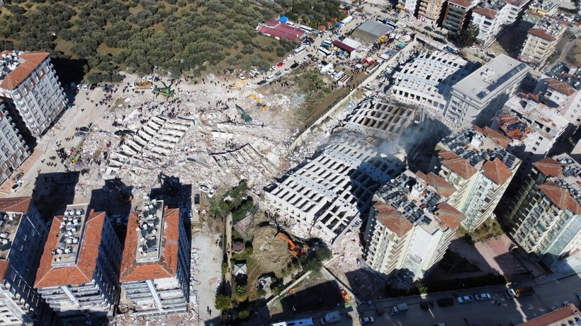 Hatay'da 2013 yılında yapımı tamamlanan 12 katlı 250 daireli Rönesans Rezidans, depremde yerle bir oldu - Resim: 6