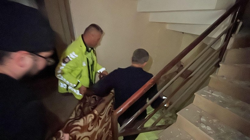 Hatay'da meydana gelen depremde hasar gören evlerinde mahsur kalan yatalak çift 50 saatin sonunda kurtarıldı - Resim: 3