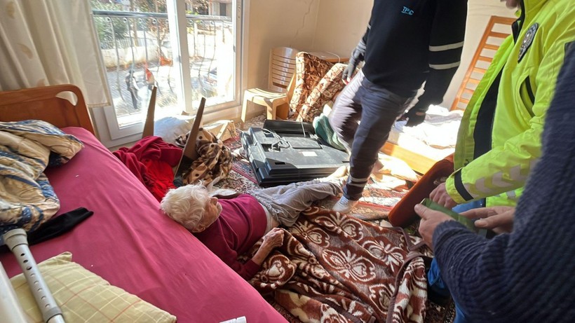 Hatay'da meydana gelen depremde hasar gören evlerinde mahsur kalan yatalak çift 50 saatin sonunda kurtarıldı - Resim: 1