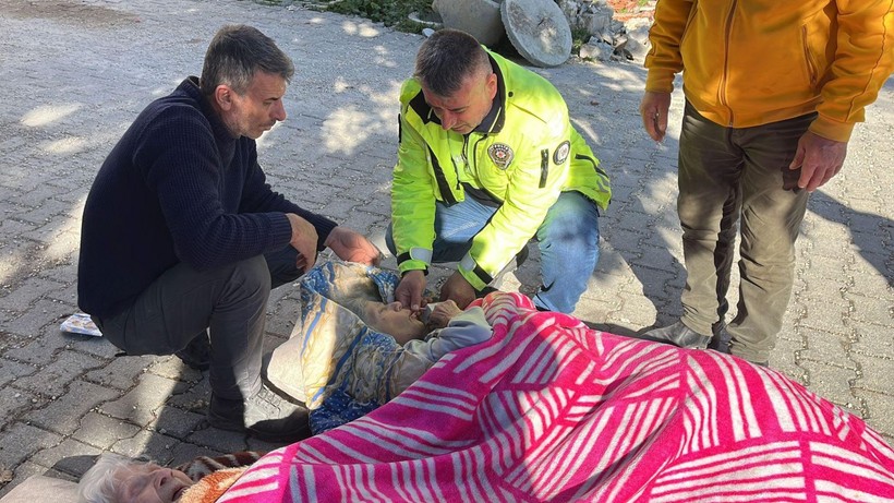 Hatay'da meydana gelen depremde hasar gören evlerinde mahsur kalan yatalak çift 50 saatin sonunda kurtarıldı - Resim: 5