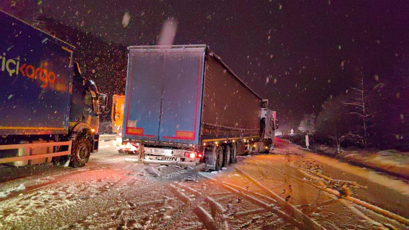Bursa-Ankara karayolu ulaşıma açıldı: Yardım tırları deprem bölgelerine hareket etti! - Resim: 10