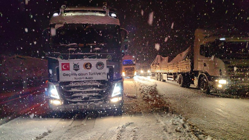 Bursa-Ankara karayolu ulaşıma açıldı: Yardım tırları deprem bölgelerine hareket etti! - Resim: 11