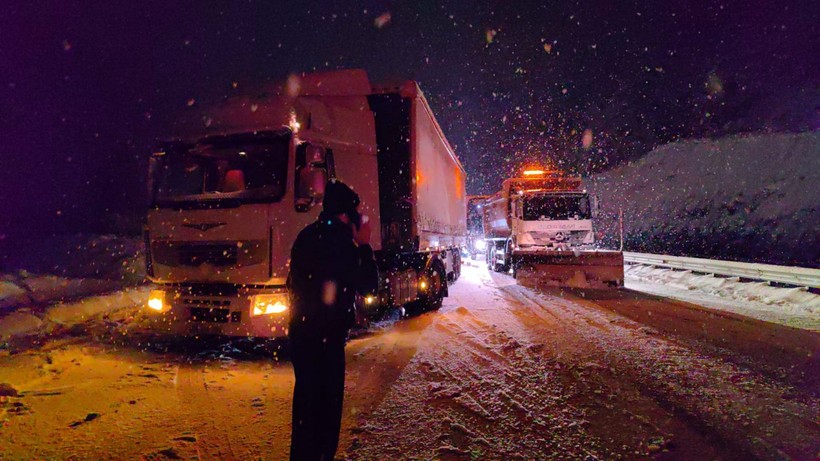 Bursa-Ankara karayolu ulaşıma açıldı: Yardım tırları deprem bölgelerine hareket etti! - Resim: 9