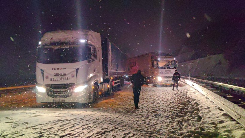 Bursa-Ankara karayolu ulaşıma açıldı: Yardım tırları deprem bölgelerine hareket etti! - Resim: 8