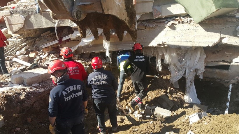 Aydın Büyükşehir İtfaiyesi, Hatay’da bir kişiyi canlı olarak enkazdan kurtardı - Resim: 3