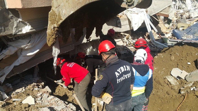 Aydın Büyükşehir İtfaiyesi, Hatay’da bir kişiyi canlı olarak enkazdan kurtardı - Resim: 5