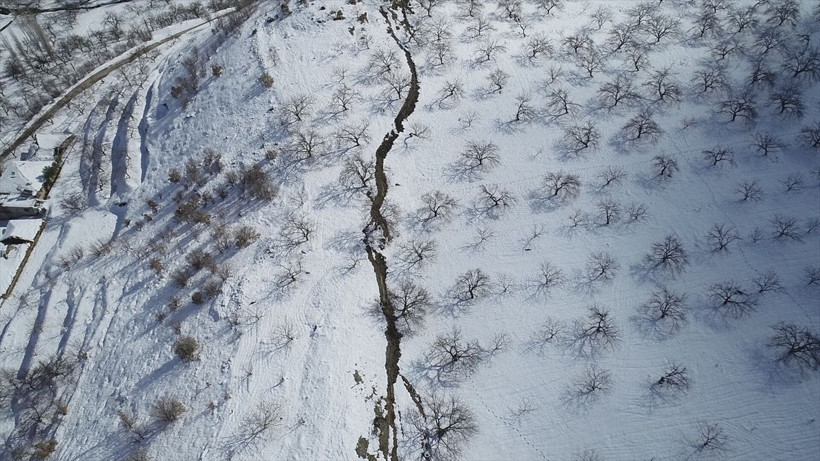 Deprem derin yarıklar oluşturdu! Malatya Doğanşehir kırsalında kayısı bahçeleri 2 metre çöktü - Resim: 8
