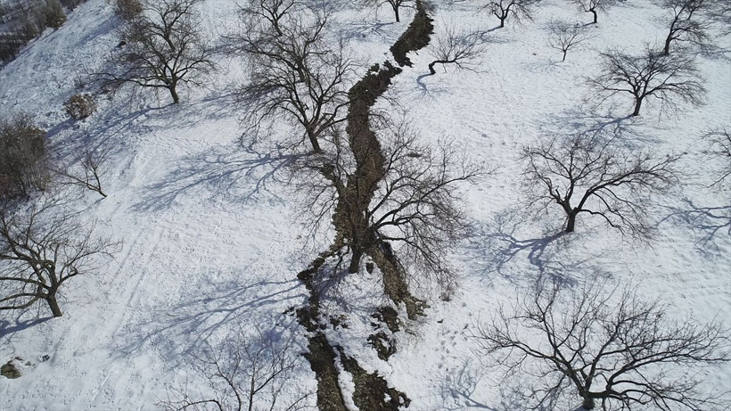 Deprem derin yarıklar oluşturdu! Malatya Doğanşehir kırsalında kayısı bahçeleri 2 metre çöktü - Resim: 9