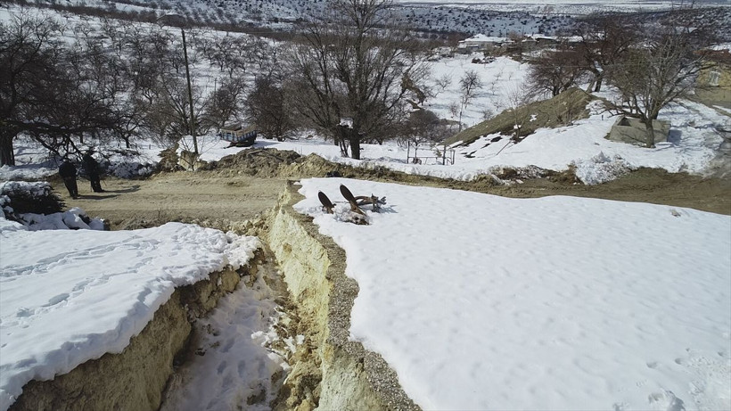 Deprem derin yarıklar oluşturdu! Malatya Doğanşehir kırsalında kayısı bahçeleri 2 metre çöktü - Resim: 17