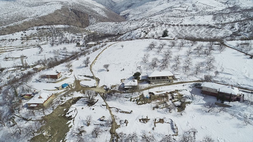 Deprem derin yarıklar oluşturdu! Malatya Doğanşehir kırsalında kayısı bahçeleri 2 metre çöktü - Resim: 1