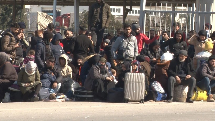 Suriyeliler depremden etkilenen yakınları için memleketlerine gitmeye başladı - Resim: 7