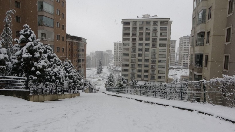 Doğu Karadeniz'de esaret! Kar sebebiyle bin 210 köy ve mahalle yolu kapandı, araçlar yolda kaldı! - Resim: 3