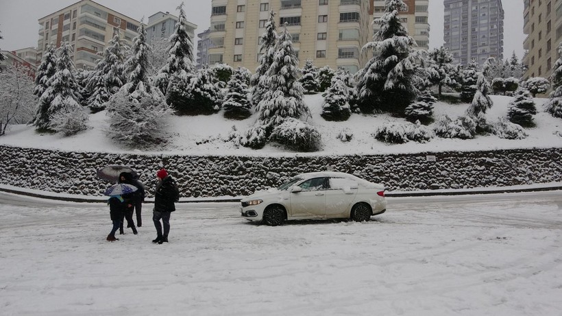 Doğu Karadeniz'de esaret! Kar sebebiyle bin 210 köy ve mahalle yolu kapandı, araçlar yolda kaldı! - Resim: 4