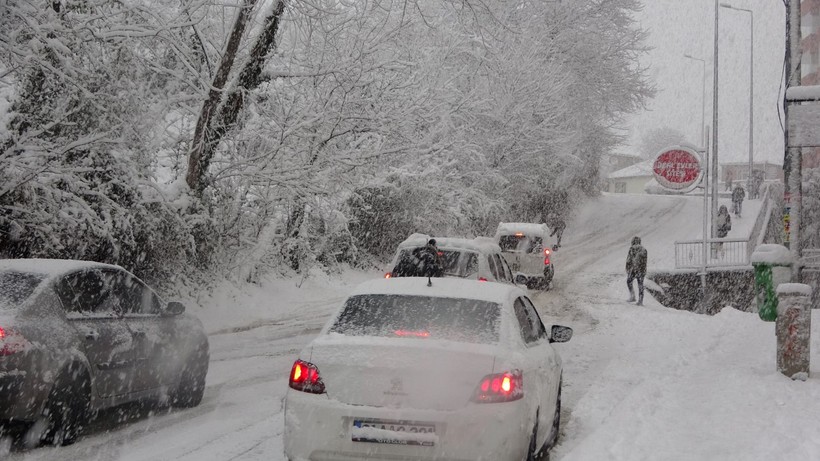 Doğu Karadeniz'de esaret! Kar sebebiyle bin 210 köy ve mahalle yolu kapandı, araçlar yolda kaldı! - Resim: 2