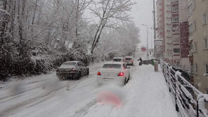 Doğu Karadeniz'de esaret! Kar sebebiyle bin 210 köy ve mahalle yolu kapandı, araçlar yolda kaldı! - Resim: 9