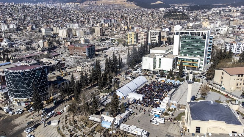 Ülke genelinde kılınan cuma namazlarında eller semaya depremzedeler için yükseldi - Resim: 2
