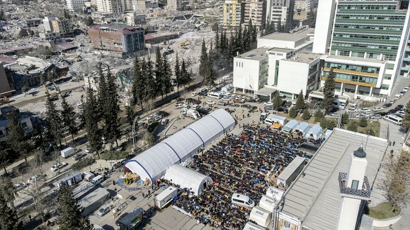 Ülke genelinde kılınan cuma namazlarında eller semaya depremzedeler için yükseldi - Resim: 5