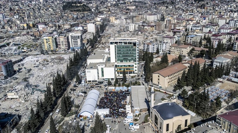 Ülke genelinde kılınan cuma namazlarında eller semaya depremzedeler için yükseldi - Resim: 7