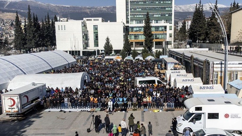 Ülke genelinde kılınan cuma namazlarında eller semaya depremzedeler için yükseldi - Resim: 8