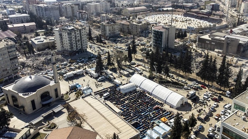 Ülke genelinde kılınan cuma namazlarında eller semaya depremzedeler için yükseldi - Resim: 9