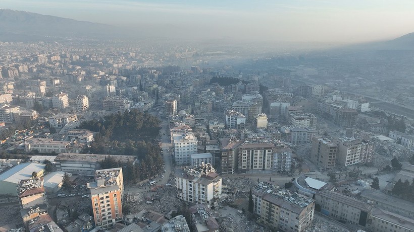 Enkaz kaldırma çalışmalarının devam ettiği Hatay toz bulutlarıyla kaplandı - Resim: 1