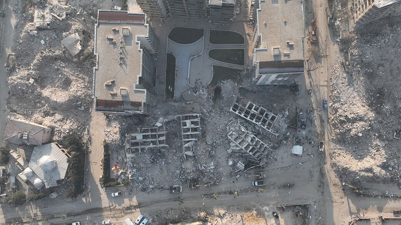 Enkaz kaldırma çalışmalarının devam ettiği Hatay toz bulutlarıyla kaplandı - Resim: 9