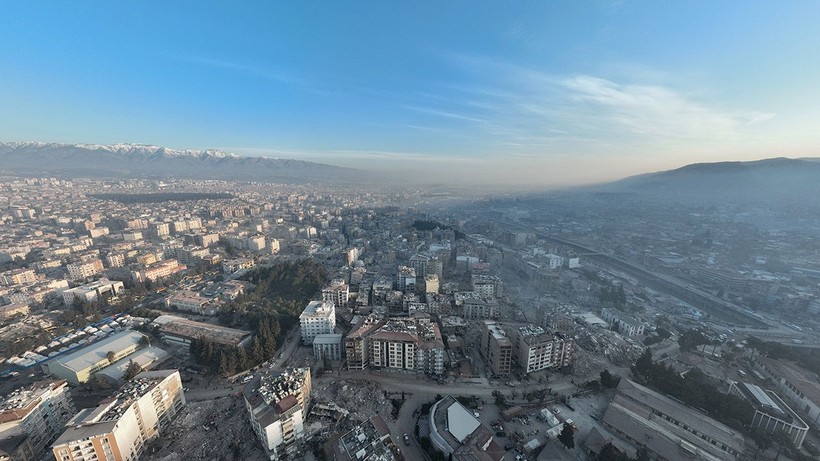 Enkaz kaldırma çalışmalarının devam ettiği Hatay toz bulutlarıyla kaplandı - Resim: 2