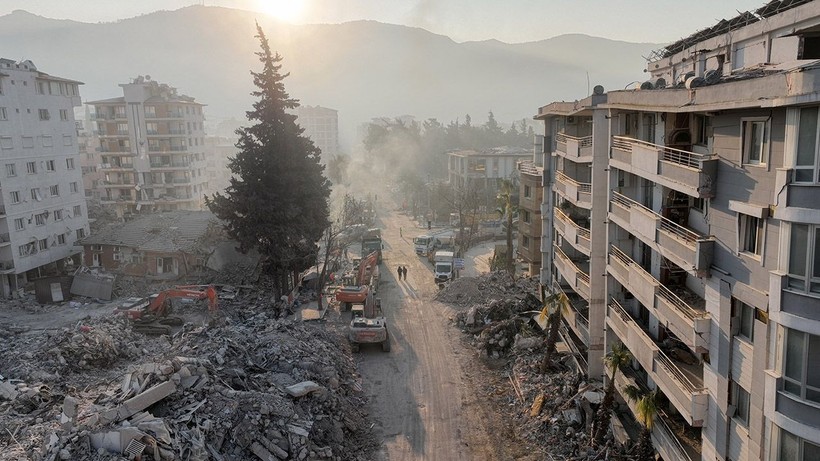 Enkaz kaldırma çalışmalarının devam ettiği Hatay toz bulutlarıyla kaplandı - Resim: 3