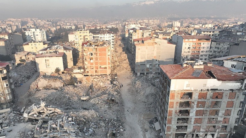 Enkaz kaldırma çalışmalarının devam ettiği Hatay toz bulutlarıyla kaplandı - Resim: 4