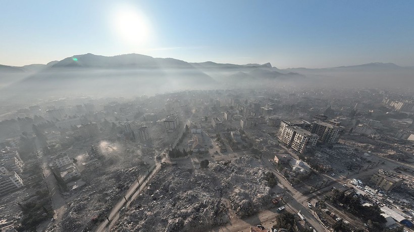 Enkaz kaldırma çalışmalarının devam ettiği Hatay toz bulutlarıyla kaplandı - Resim: 5
