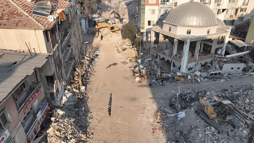 Enkaz kaldırma çalışmalarının devam ettiği Hatay toz bulutlarıyla kaplandı - Resim: 7