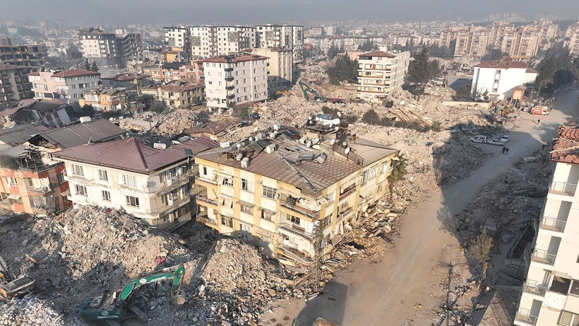 Enkaz kaldırma çalışmalarının devam ettiği Hatay toz bulutlarıyla kaplandı - Resim: 8
