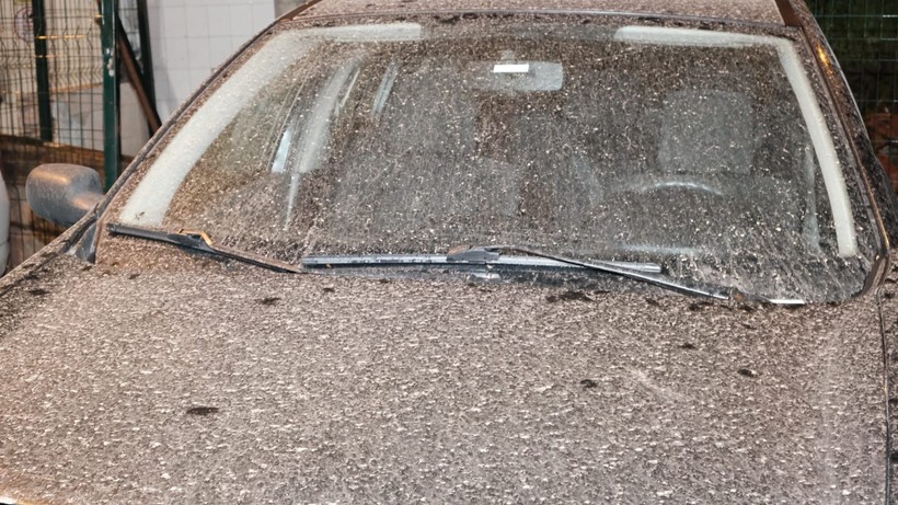 İstanbul'un bazı ilçelerinde toz taşınımı görüldü, araçlar çamurla kaplandı - Resim: 1
