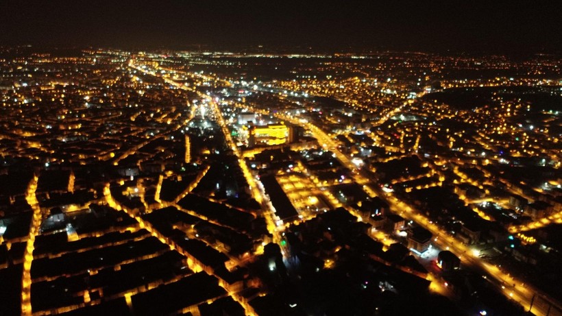 Depremin yaşandığı Malatya'yı, sokak ışıkları aydınlattı, sönen ocaklar bir kez daha felaketin yayıldığı alanı gözler önüne serdi - Resim: 5