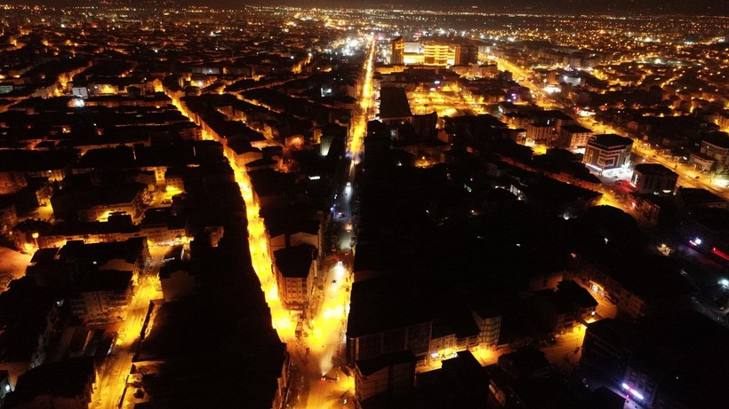 Depremin yaşandığı Malatya'yı, sokak ışıkları aydınlattı, sönen ocaklar bir kez daha felaketin yayıldığı alanı gözler önüne serdi - Resim: 2