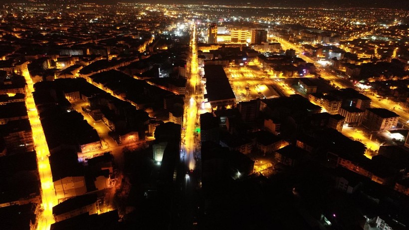 Depremin yaşandığı Malatya'yı, sokak ışıkları aydınlattı, sönen ocaklar bir kez daha felaketin yayıldığı alanı gözler önüne serdi - Resim: 1