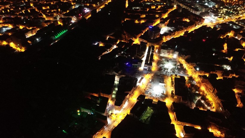 Depremin yaşandığı Malatya'yı, sokak ışıkları aydınlattı, sönen ocaklar bir kez daha felaketin yayıldığı alanı gözler önüne serdi - Resim: 4