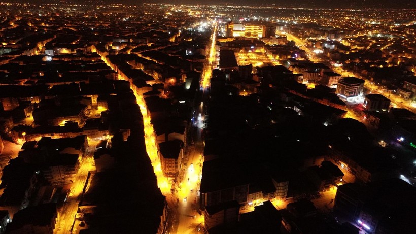 Depremin yaşandığı Malatya'yı, sokak ışıkları aydınlattı, sönen ocaklar bir kez daha felaketin yayıldığı alanı gözler önüne serdi - Resim: 3
