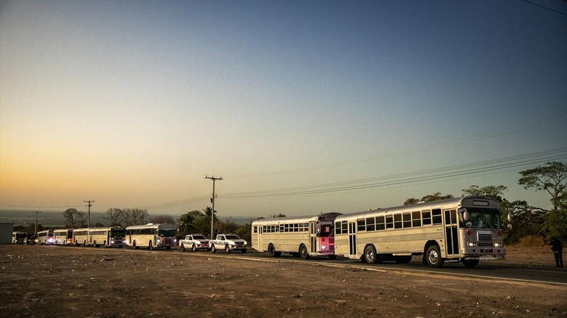 Dünya bu görüntüleri konuşuyor: El Salvador'da 2 bin çete üyesi başka hapishaneye böyle nakledildi - Resim: 18