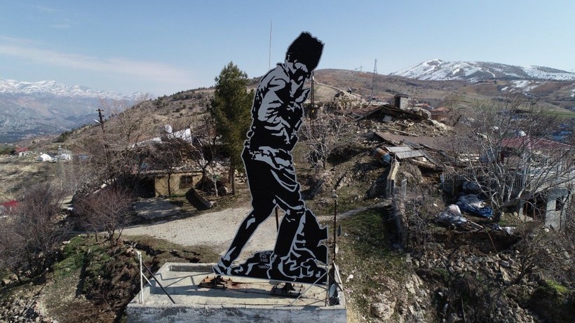 Adıyaman Harmanlı'da deprem sonrası onlarca yapı yıkıldı bir tek Atatürk heykeli sağlam kaldı - Resim: 6